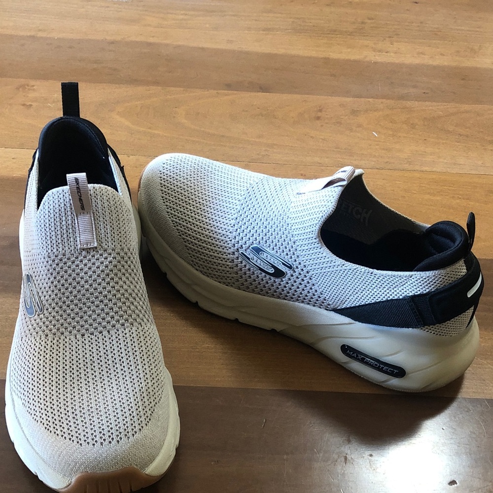 Skechers Max Protect slip-on Knit Men's Sneakers in Beige and Black size 9.5